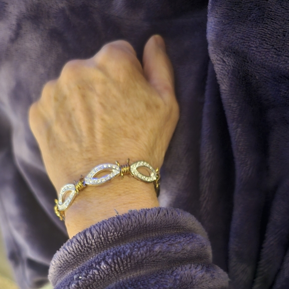 Montana Silversmith gold barbwire braclet - Picture 2 of 2